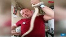 Yakaladığı yılanla sosyal medyada canlı yayın yaptı