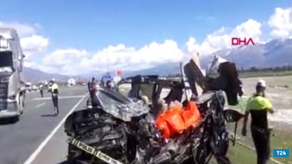 Halk otobüsü ile otomobil çarpıştı: 2 ölü, 16 yaralı