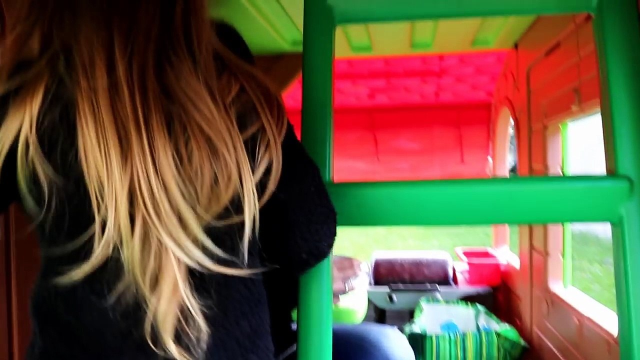 Ellie fait construire une nouvelle maison de vacances ! Cabane extérieure sur pilotis SMOBY