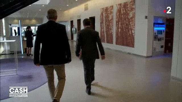 Elise Lucet qui poursuit Nicolas Sarkozy pour avoir des réponses à ses questions et qui suit même sa voiture