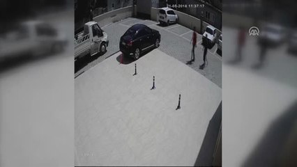 Apartmandan Ayakkabı ve Bebek Arabası Hırsızlığı Kamerada