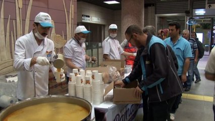İftara yetişemeyenler Marmaray’da oruçlarını açtı