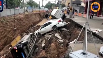 3 voitures tombent dans un trou qui s'ouvre au sol