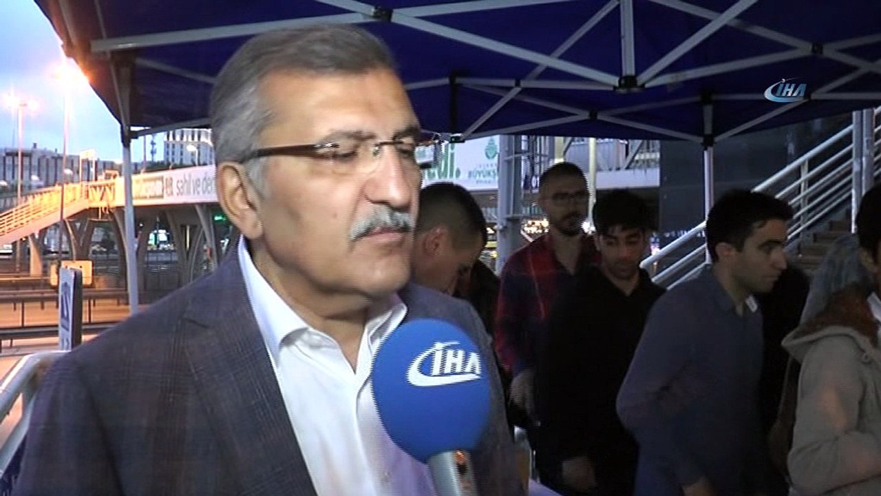 İftara yetişemeyen vatandaşlara metrobüs durağında çorba hizmeti