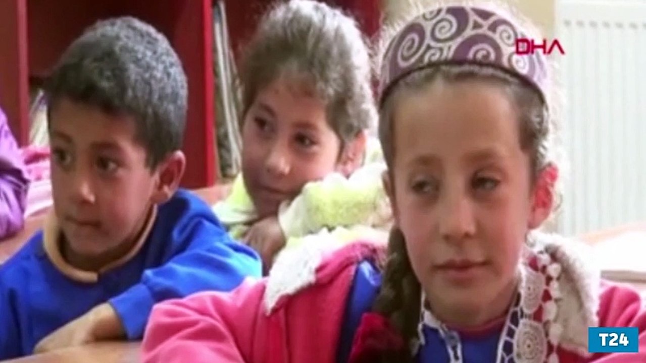 Kan alınırken iğne batırılan çocuk, çevresindekileri güldürdü: İğne vurulurken ağlanmaz