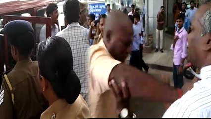 தூத்துக்குடி அரசு மருத்துவமனை முன்பு  பொதுமக்கள்-போலீஸ் தள்ளுமுள்ளு- வீடியோ