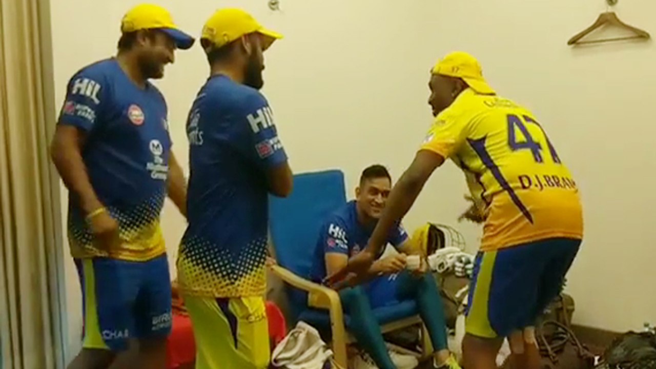IPL 2018: Dwayne Bravo dance tribute to MS Dhoni, Watch Mahi's Priceless Reaction । वनइंडिया हिंदी