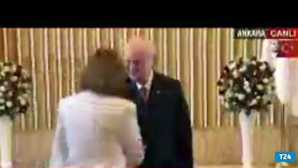 CHPli Gülay Yedekci, istifaya davet ettiği Meclis Başkanı Kahramanla tokalaşmadı