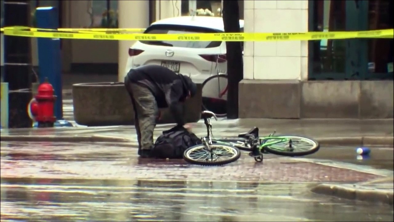 Un cycliste excédé par la lenteur de l'équipe de déminage, décide de s'occuper lui-même d'un sac suspect !