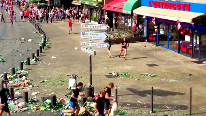 Télécharger la video: Russian hooligans vs England hooligans EURO 2016 in Marseille