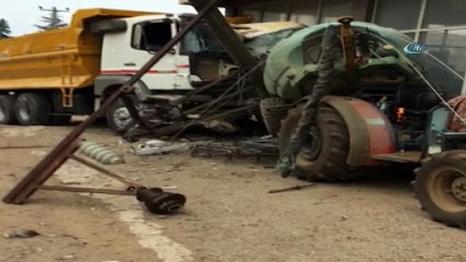 Hızını alamayan kamyon elektrik direğini devirdi