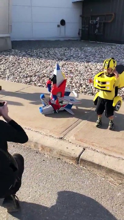 Des enfants se déguisent en transformers