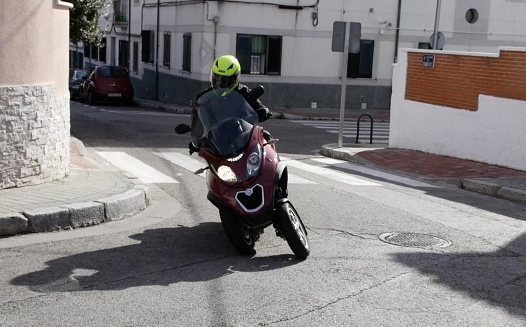 VÍDEO: Conduce una moto de tres ruedas con el carnet B - Vídeo Dailymotion
