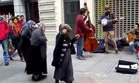 Taksim'de dans eden mendilci teyzeler büyük ilgi gördü