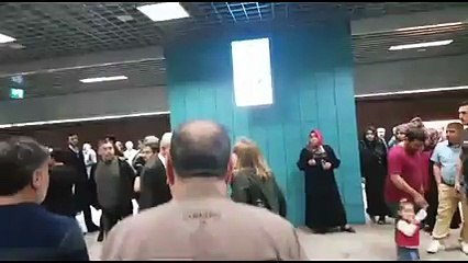 Marmarayda bir kişi raylara düştü; seferler durduruldu, tartışma çıktı!