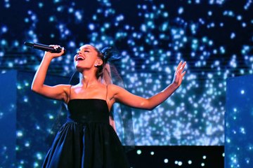 Ariana Grande a rendu hommage aux victimes de Manchester