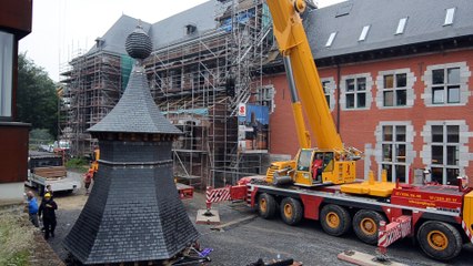 Préparation à la levée du clocher de l'abbaye de la Paix-Dieu à Amay