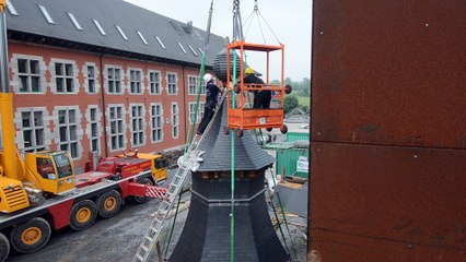 Installation de mousse sur le clocher de l'abbaye de la Paix-Dieu à Amay