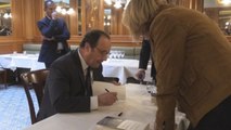 François Hollande, estrella inesperada de las librerías francesas