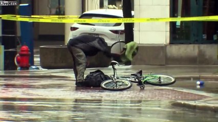 Un cycliste se jette sur un sac abandonné lors d'une fouille anti-déminage