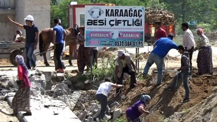-  ‘Ekmek’ için sıcağın altında saatlerce beklediler- Bir anda hücum ettiler, dakikalar içerisinde topladılar- Kanal Edirne projesi kapsamında yıkılan eski köprünün demirleri fırsat kapısı oldu- Roman vatandaşlar, eski...