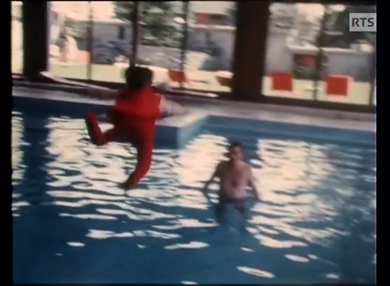 Bebes Lances Dans La Piscine Le Reportage Choc Des Annees 70 Video Dailymotion