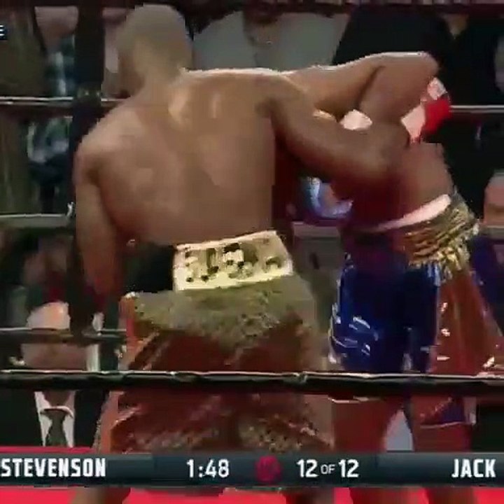 Un arbitre se prend un coup pendant un combat de boxe.