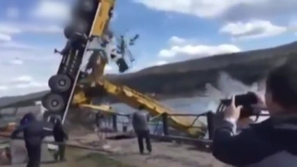 [이브닝] 크레인의 무리한 견인...결국 '풍덩' / YTN