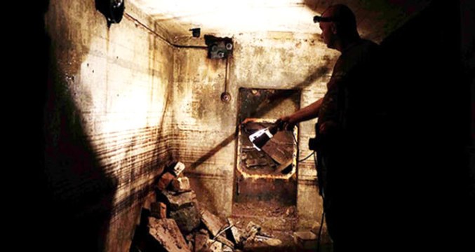 Evinin Arka Bahçesinde Bulduğu Kapağı Kaldıran Adam Tarihi Sığınakla Karşılaştı