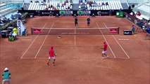 Un chat sinvite pendant un match de double au tournoi de tennis de Rome