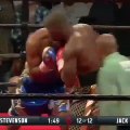 Un boxeur met un coup de poing involontaire dans la tête de l’arbitre