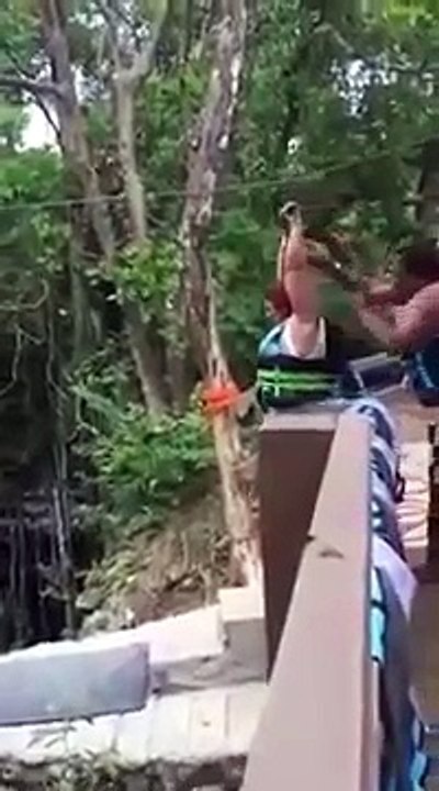 Une femme et peu trop forte rate complètement son saut à la tyrolienne