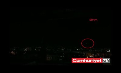 Uçağın kalkışı sırasında yıldırım böyle düştü