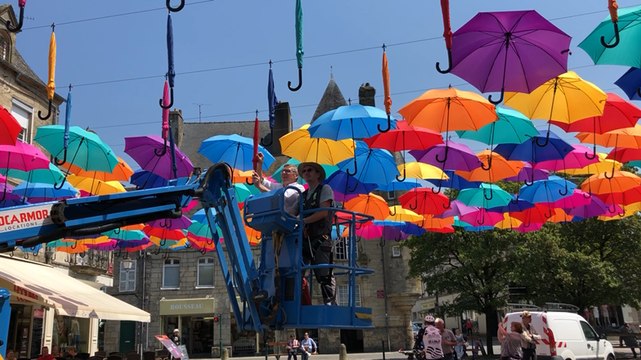 Le ciel de parapluies est en place