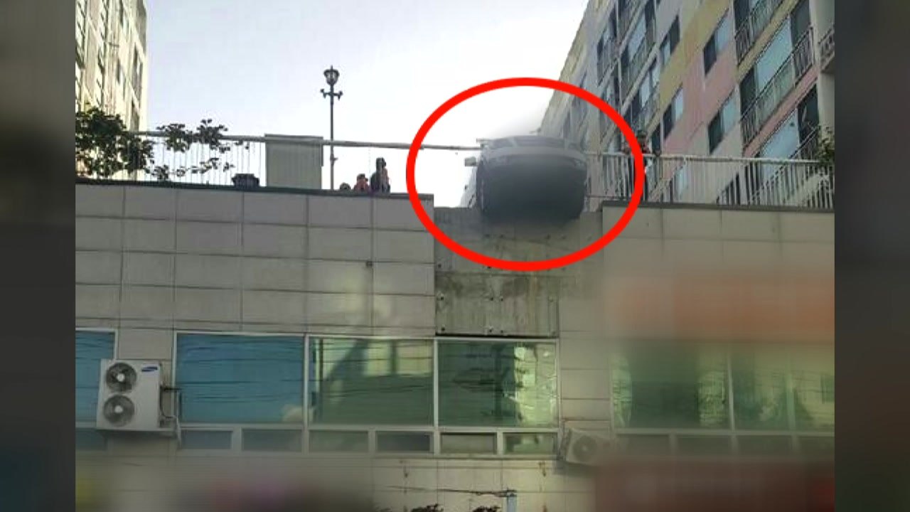 SUV가 주차장 난간 뚫고 나와...파편에 행인 다쳐 / YTN