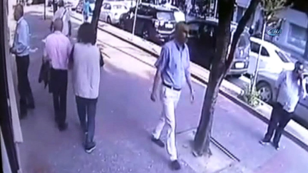 Maaş kartını bankamatikte unutan vatandaşın 700 lirası çalındı