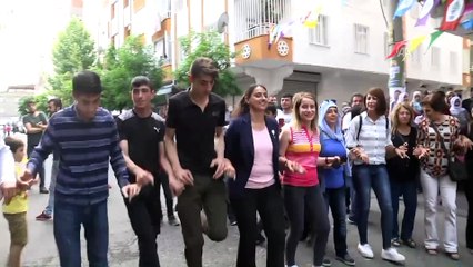 Diyarbakır'da PKK lehine slogan atan üç kişi gözaltına alındı