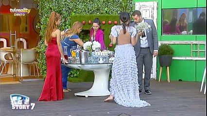 Luan e Tiago cortam bolo de noivado   Secret Story