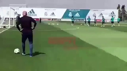 Jogada entre Ronaldo e Zidane só podia dar em golaço do português