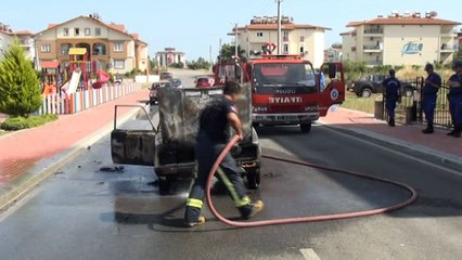 Antalya’da seyir halinde alev alan araç küle döndü