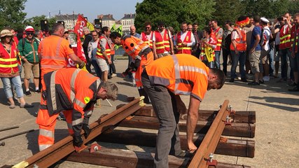 Les cheminots construisent une nouvelle gare