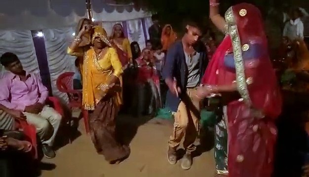 नागिन ‌डांस ‌मुर्गा ‌डांस ‌भी ‌फैल ‌इस ‌डांस ‌के ‌आगे,