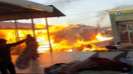 Esnaf mallarını son anda kaçırdı... Tekel bayisine sıçrayan alevler mahalleyi yakıyordu