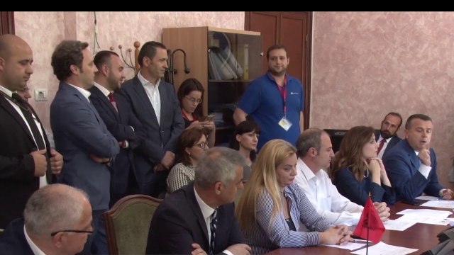 XHAFAJ NË KOMISIONIN E LIGJEVE SJELL PËRPLASJE