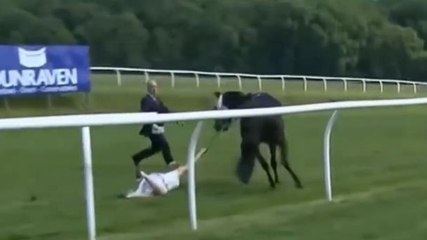 Une journaliste sportive attrape un cheval sans jockey