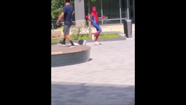 Quand Spiderman et un inconnu se mettent à danser devant ton collège... Fou