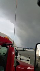 Il filme un nuage impressionnant et terrifiant au dessus de l'Indiana (USA)