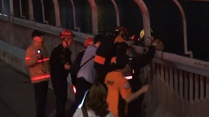 서울 마포대교서 투신 시도하던 남성, 시민이 극적으로 구조 / YTN