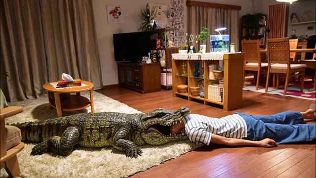 映画 家に帰って来ると妻が必ず死んだふりをしています 実写化 This video is a movie of a Japanese movie I pretend that my wife is definitely dead when I return home. Cette vidéo est un film d'un film japonais Je prétends que ma femme est définitivement morte quand je rentre à la ma