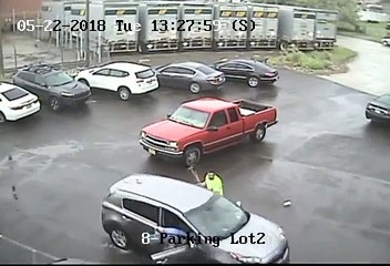 Un chauffeur d'une pick-up détruit une voiture avec une masse dans un parking !